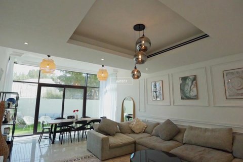 Villa à Dubai, 5 chambres, 615.7 m², № 42518 - photo 2