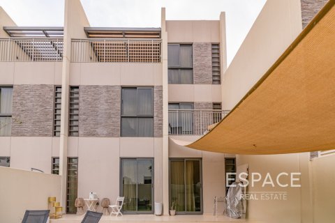 Купить виллу в Дубае: 5 спален, 234м², № 71082 - фото 2