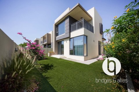 Villa in Dubai Hills Estate, Dubai 4 bedrooms, 229 sq.m. № 123446 - photo 2