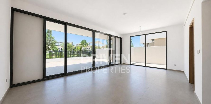 Villa in Jebel Ali, Dubai 4 bedrooms, 656.55 sq.m. № 136872