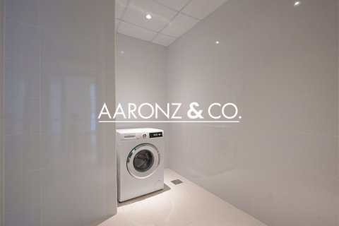 Apartment in Business Bay, Dubai 2 bedrooms, 127 sq.m. № 96661 - photo 11