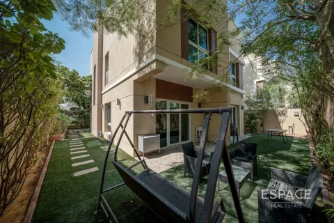 Villa en Dubai, 3 dormitorios, 280 m², № 71130 - foto 1