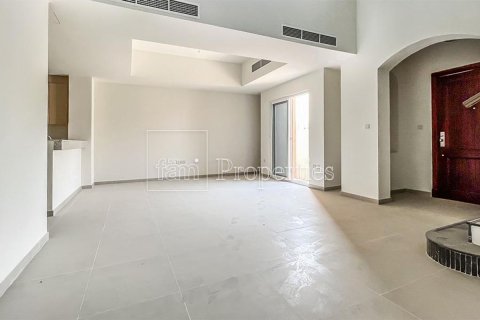 Снять в аренду виллу в Дубае: 4 спальни, 191.9м², № 77690 - фото 6