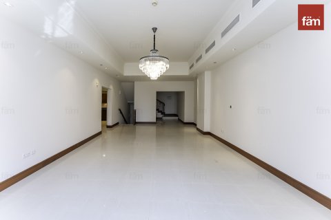 Снять в аренду таунхаус в Пальме Джумейре, Дубай: 3 спальни, 347.9м², № 71581 - фото 1