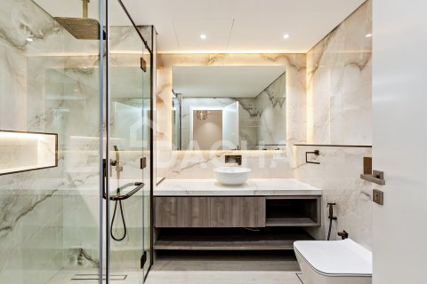 Villa in Jumeirah Islands, Dubai 5 bedrooms, 1303 sq.m. № 104759 - photo 16