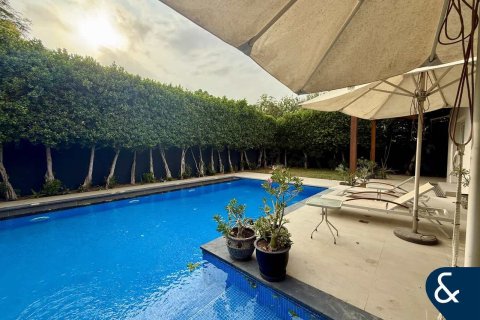 Townhouse in Meadows, Dubai 5 bedrooms, 343 sq.m. № 88781 - photo 2