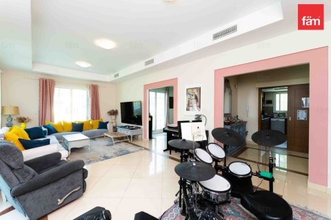 Villa in Dubai 3 bedrooms, 815.2 sq.m. № 109219 - photo 8