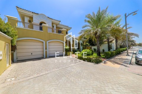 Вилла в Пальме Джумейре, Дубай, 4 спальни, 604м², № 121490