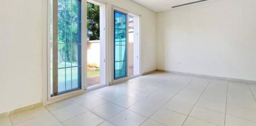 Таунхаус в Дубае, 2 спальни, 180м², № 139269