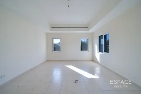Купить виллу в Арабиан Ранчес, Дубай: 3 спальни, 350м², № 71121 - фото 12