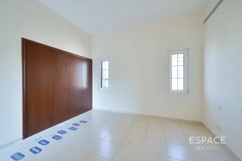 Купить виллу в Арабиан Ранчес, Дубай: 3 спальни, 350м², № 71121 - фото 10