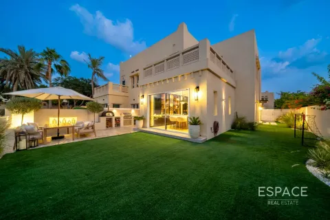 Villa in The Lakes, Dubai 4 bedrooms, 336 sq.m. № 71120 - photo 3