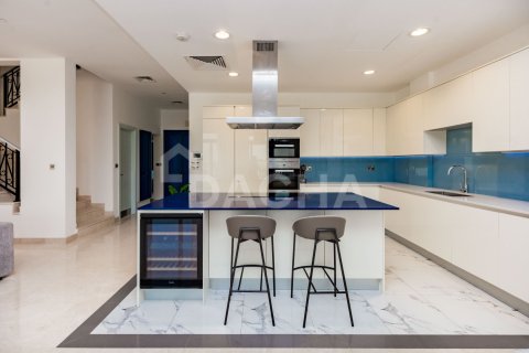 Villa en Palma Residences, Palm Jumeirah, Dubai, 5 dormitorios, 302 m², № 104733 - foto 9