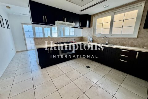 Снять в аренду виллу в Jumeirah Park Homes, Jumeirah Park, Дубай: 5 спален, 527.68904000м², № 63456 - фото 2