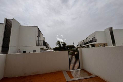 Снять в аренду таунхаус в EMAAR South, Dubai South (Dubai World Central), Дубай: 3 спальни, 138м², № 102112 - фото 2