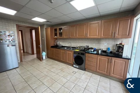 Apartment in Jumeirah Lake Towers, Dubai 2 bedrooms, 183 sq.m. № 98174 - photo 11