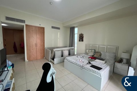 Apartment in Jumeirah Lake Towers, Dubai 2 bedrooms, 183 sq.m. № 98174 - photo 8