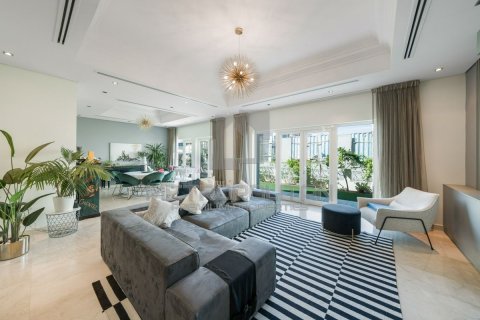 Villa in North Village, Al Furjan, Dubai 4 bedrooms, 600 sq.m. № 73362 - photo 1