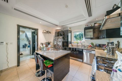 Villa in North Village, Al Furjan, Dubai 4 bedrooms, 600 sq.m. № 73362 - photo 3