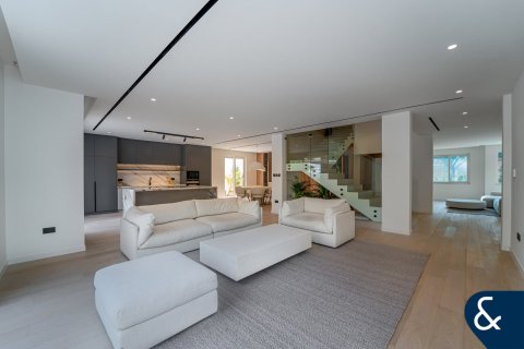 Villa in Victory Heights, Dubai Sports City, Dubai 5 bedrooms, 446 sq.m. № 88395 - photo 2