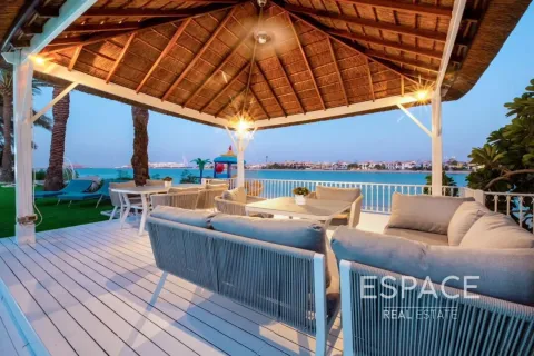 Villa in Palm Jumeirah, Dubai 5 bedrooms, 650 sq.m. № 122989 - photo 2