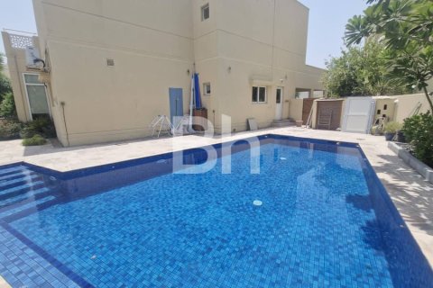 Villa in Dubai 4 bedrooms, 665 sq.m. № 24915 - photo 8
