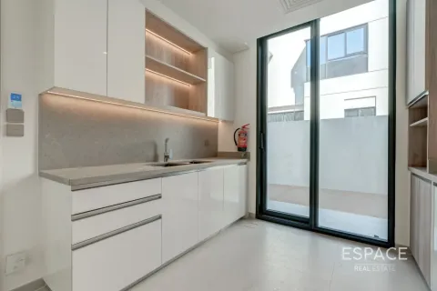 Villa in Jebel Ali, Dubai 4 bedrooms, 394 sq.m. № 122701 - photo 6