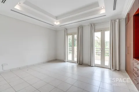 Villa en Meadows, Dubai, 5 dormitorios, 571 m², № 122706 - foto 16