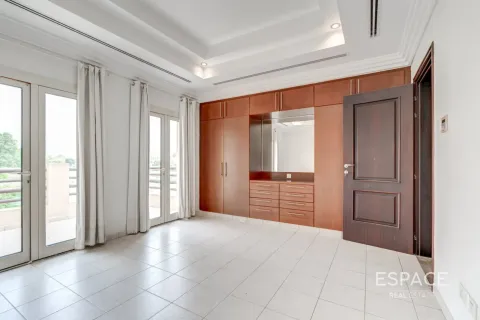 Villa en Meadows, Dubai, 5 dormitorios, 571 m², № 122706 - foto 17