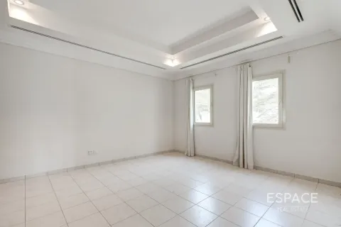 Villa en Meadows, Dubai, 5 dormitorios, 571 m², № 122706 - foto 14