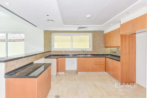 Villa in Legacy Nova Villas, Jumeirah Park, Dubai 4 bedrooms, 455 sq.m. № 62139 - photo 4