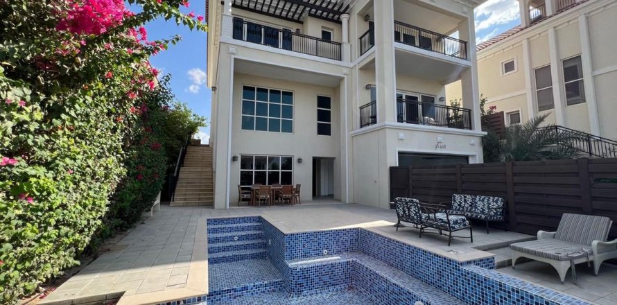 Villa in Dubai 4 bedrooms, 605 sq.m. № 8552