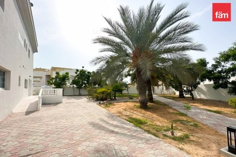 Villa in Al Barsha, Dubai 5 bedrooms, 1543.2 sq.m. № 50081 - photo 14