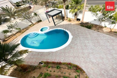Villa in Al Barsha, Dubai 5 bedrooms, 1543.2 sq.m. № 50081 - photo 11