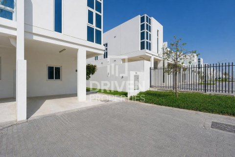 Townhouse in Dubai 3 bedrooms, 176.98 sq.m. № 134179 - photo 2
