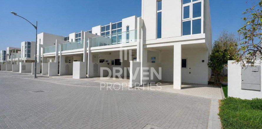 Townhouse in Dubai 3 bedrooms, 176.98 sq.m. № 134179