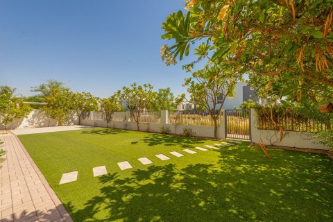 Villa in Dubai Hills Estate, Dubai 5 bedrooms, 348.39 sq.m. № 137318 - photo 2