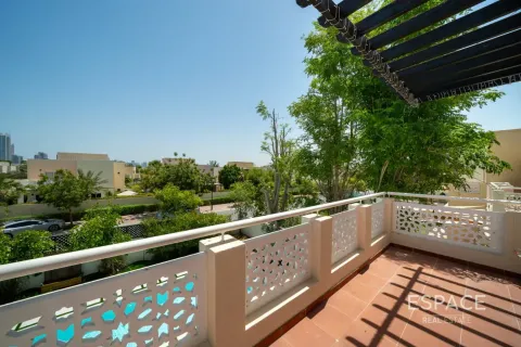 Villa in Meadows, Dubai 4 bedrooms, 540 sq.m. № 122761 - photo 17