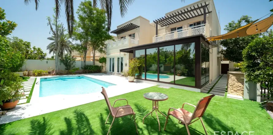 Villa in Meadows, Dubai 4 bedrooms, 540 sq.m. № 122761