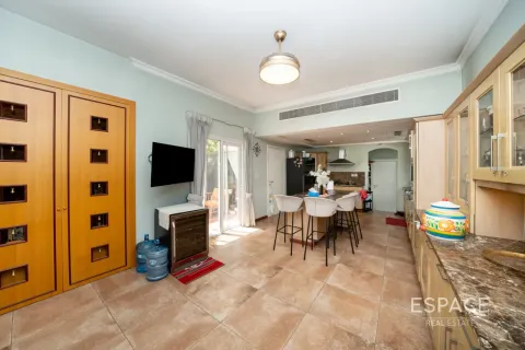 Villa in Meadows, Dubai 4 bedrooms, 540 sq.m. № 122761 - photo 8