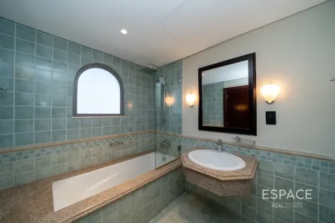 Villa in Palm Jumeirah, Dubai 4 bedrooms, 465 sq.m. № 122757 - photo 10