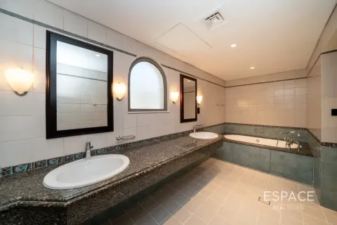 Villa in Palm Jumeirah, Dubai 4 bedrooms, 465 sq.m. № 122757 - photo 11