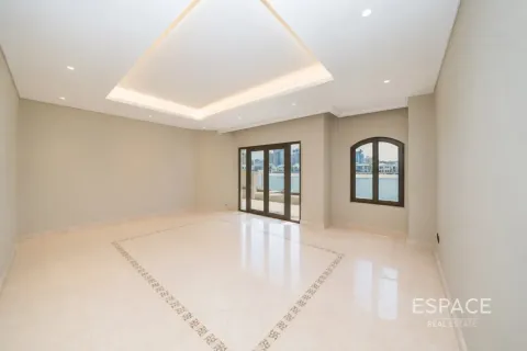 Villa in Palm Jumeirah, Dubai 4 bedrooms, 465 sq.m. № 122757 - photo 2