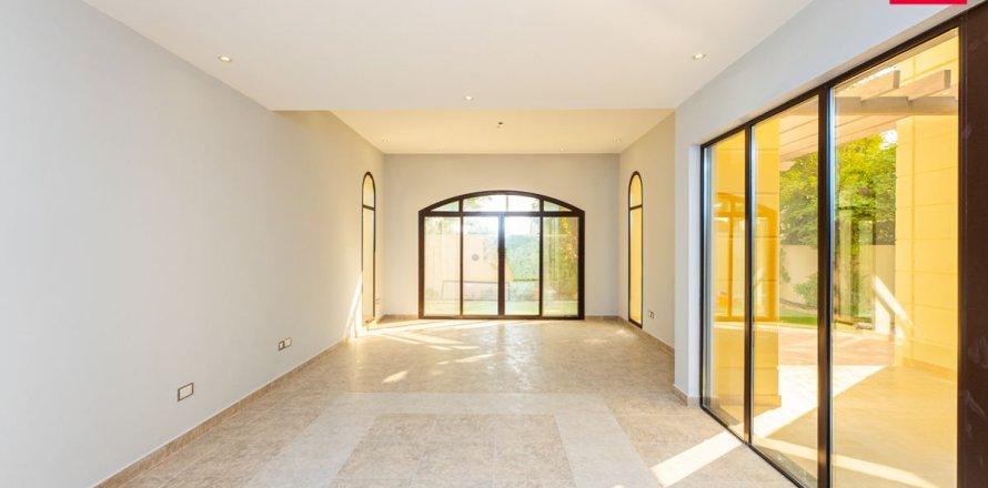Таунхаус в Дубае, 4 спальни, 390м², № 23751