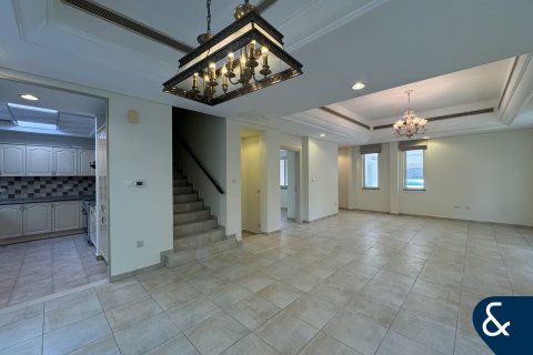 Townhouse in Victory Heights, Dubai Sports City, Dubai 4 bedrooms, 311 sq.m. № 76501 - photo 1