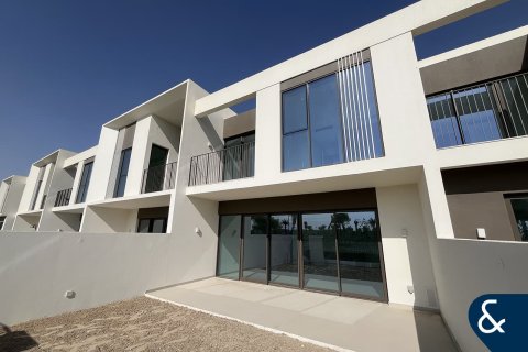 Снять в аренду виллу в The Valley, Дубай: 3 спальни, 174м², № 76485 - фото 1