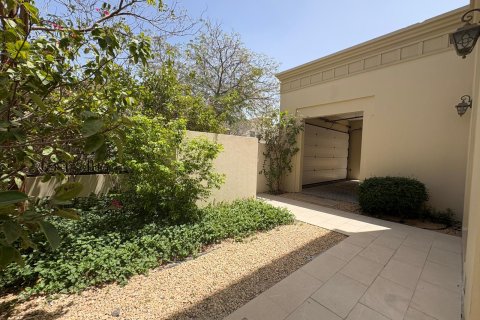 Villa in Dubai 3 bedrooms, 302 sq.m. № 101207 - photo 4