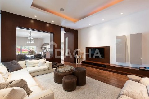 Villa in Emirates Hills, Dubai 8 bedrooms, 2401.5 sq.m. № 7083 - photo 7