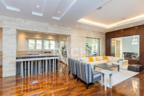 Villa in Emirates Hills, Dubai 8 bedrooms, 2401.5 sq.m. № 7083 - photo 8