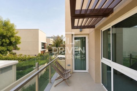 Villa in Dubai Science Park, Dubai 4 bedrooms, 485.42 sq.m. № 128336 - photo 23